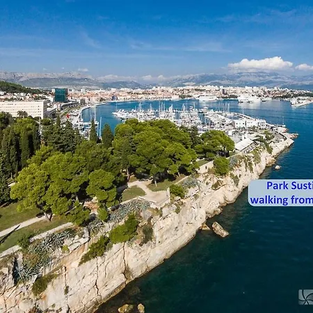 Chic In Center Σπλιτ