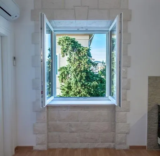 Chic In Center * Split