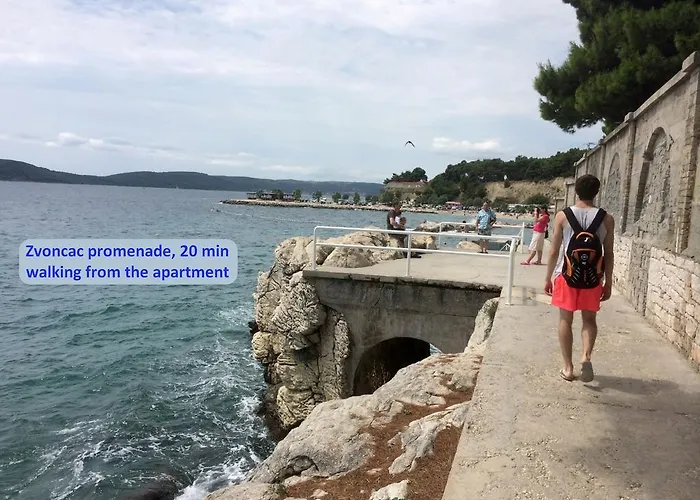 Chic In Center * Split