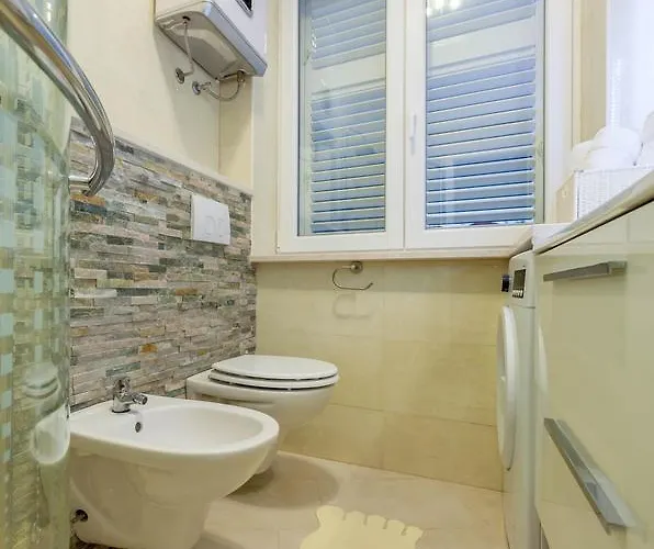 Chic In Center * Split