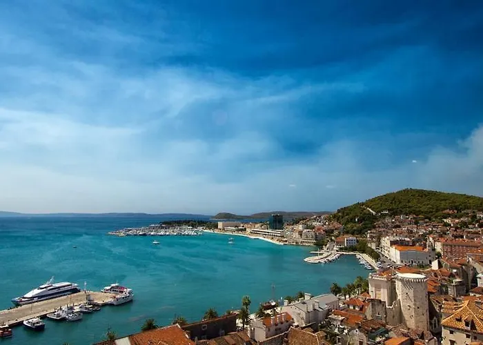 Chic In Center Split